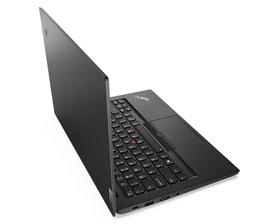 Bærbar jobb-PC med Lenovo ThinkPad E14 Gen 4 sett bakfra, åpnet 90 grader, viser toppdekselet og en del av tastaturet