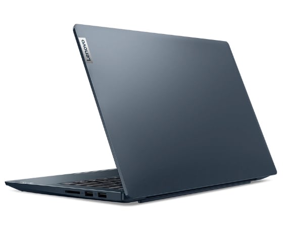 Driekwartaanzicht vanaf linksachter van Abyss Blue Lenovo IdeaPad 5 Gen 7 laptop-pc