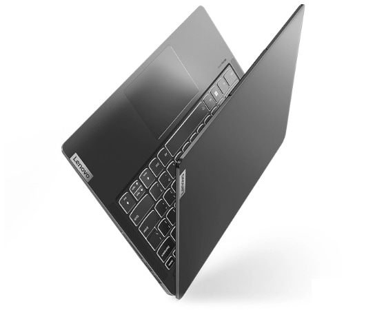 130 graden geopende Lenovo IdeaPad 5i Pro Gen 7 laptop-pc in Stone Blue die op de rechterhoek balanceert