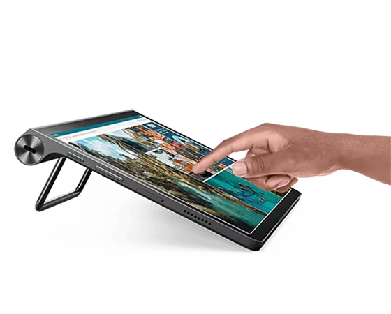 Lenovo Yoga Tab 11 Tablet – linke Seitenansicht, aufgestellt, mit Teilansicht des Displays und der rechten Hand einer Person, die gerade dabei ist, ein Bild auf dem Display zu berühren