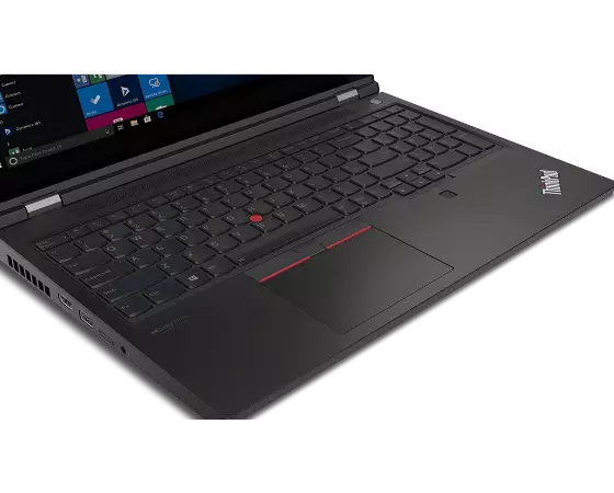 Close-up van het toetsenbord van het Lenovo ThinkPad P15 Gen 2 Mobile Workstation, met TrackPoint, TrackPad, numeriek toetsenblok, ThinkPad-logo en Dolby Atmos-insigne.