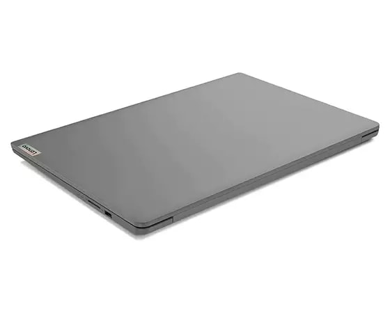 Ansicht des Lenovo IdeaPad 3 Gen 7 (17" AMD) von hinten, geschlossen, schräg mit Blick auf die Anschlüsse auf der linken Seite und das Gehäuse.