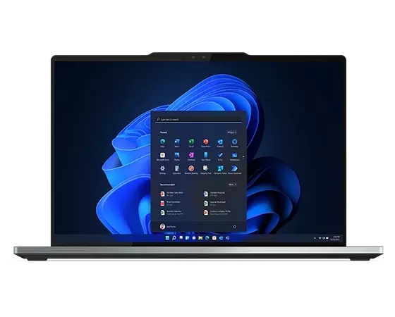 Vista frontal del portátil Lenovo ThinkPad Z13 abierto en un ángulo de 90 grados y enfocando la pantalla para mostrar el menú Inicio de Windows 11 Pro.