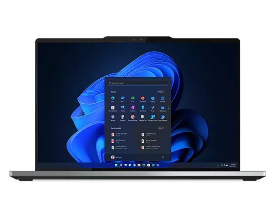 Vooraanzicht van de Lenovo ThinkPad Z13-laptop, 90 graden geopend met focus op het scherm en het Windows 11 Pro-startmenu.