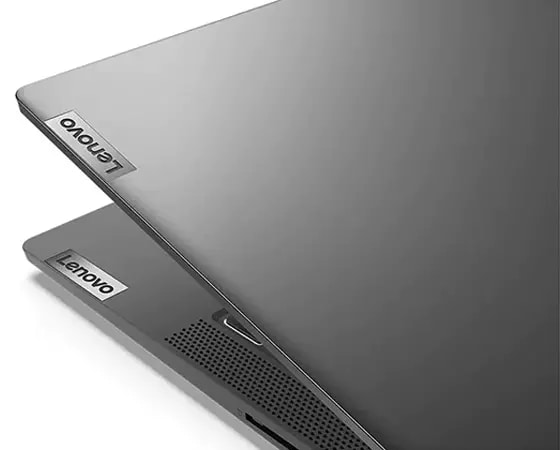 Lenovo IdeaPad 5 (14) AMD semi-fermé montrant logo de la marque en couleur grise