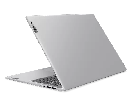 Bærbar PC med IdeaPad Slim 5i Gen 8 sett bakfra i vinkel, viser toppdeksel, porter på høyre side og en del av tastaturet