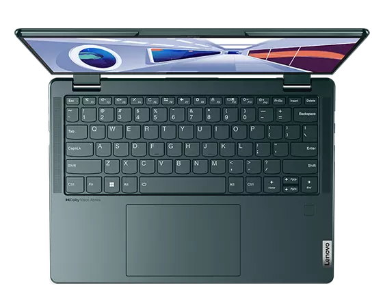 Vista dall'alto verso il basso della tastiera e dello schermo del notebook Yoga 6 di ottava generazione