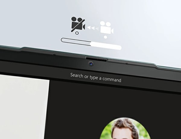 Крупним планом закрита шторка веб-камери ноутбука Yoga 6 Gen 8