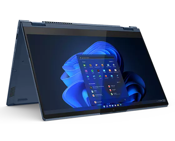 Lenovo ThinkBook 14s Yoga Gen 3 Notebook in Abyss Blue im Tent-Modus mit dem Startmenü von Windows 11 Pro im Mittelpunkt.