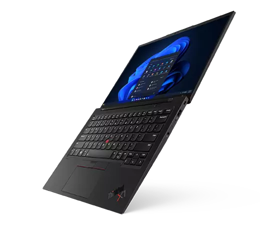 Zwevende Lenovo ThinkPad X1 Carbon Gen 11-laptop, 180 graden geopend en onder een hoek geplaatst met zicht op het toetsenbord, het scherm en de poorten aan de rechterkant.