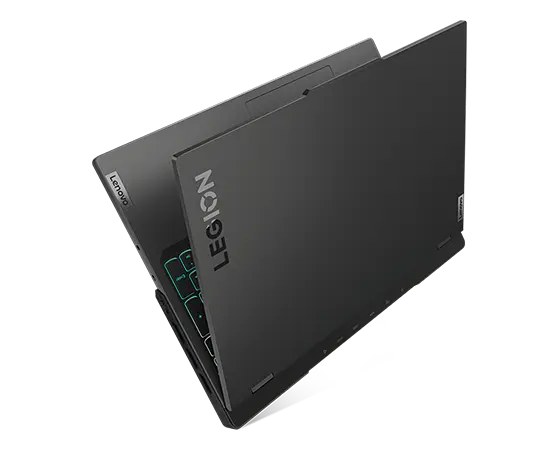 Lenovo Legion Pro 7 Gen 8 (16″ AMD) Gaming-Notebook, Ansicht von der Seite, leicht in V-Form geöffnet, mit Blick auf den Gehäusedeckel mit Legion und Lenovo Logo und einen Teil der Tastatur