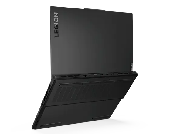 Lenovo Legion Pro 7 Gen 8 (16" AMD) Gaming-Notebook, Ansicht von hinten, um 180 Grad geöffnet, auf der Tastaturkante balancierend, mit Blick auf den Gehäusedeckel mit Legion und Lenovo Logo sowie die Gehäuseunterseite