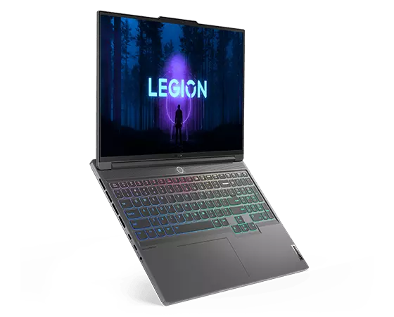 Hoekaanzicht van linksboven van de Lenovo Legion Slim 7i Gen 8 (16 Intel) meer dan 90 graden geopend