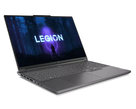 Hoekaanzicht linksvoor van de Lenovo Legion Slim 7i Gen 8 (16 Intel) met een Legion-logo op het scherm