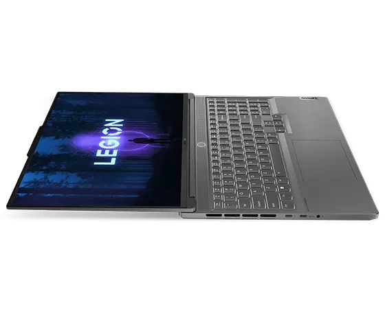 Vue latérale gauche du portable Lenovo Legion Slim 7i Gen 8 (16 Intel), ouvert à plat, montrant les ports; l’écran, le clavier et le pavé tactile
