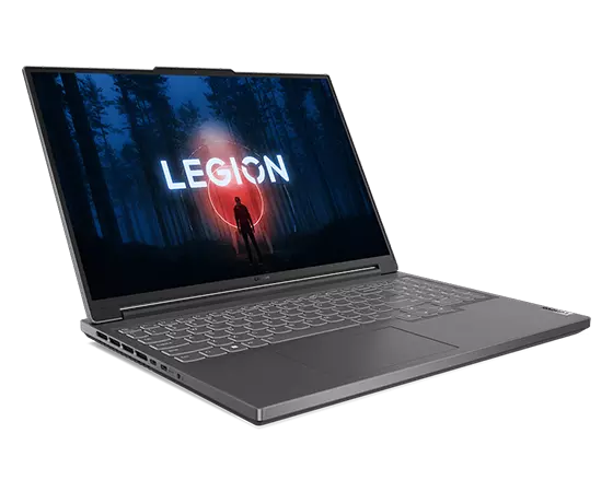 Lenovo Legion Slim 5 Gen 8-laptop met verlicht toetsenbord en beeldscherm ingeschakeld, naar rechts gericht