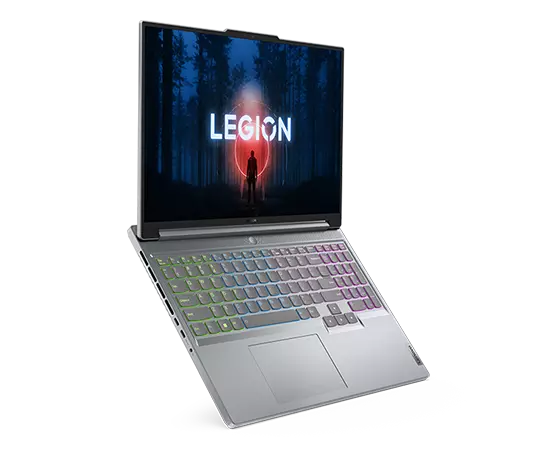 Lenovo Legion Slim 5 Gen 8-laptop met RGB-toetsenbord en beeldscherm ingeschakeld, naar rechts gericht