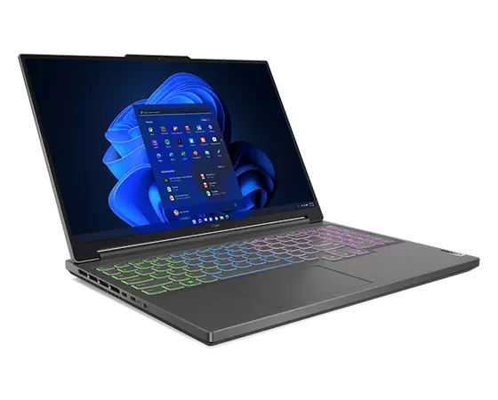 Bovenaanzicht van Lenovo Legion Slim 5 Gen 8-laptop met beeldscherm ingeschakeld en RGB-toetsenbord
