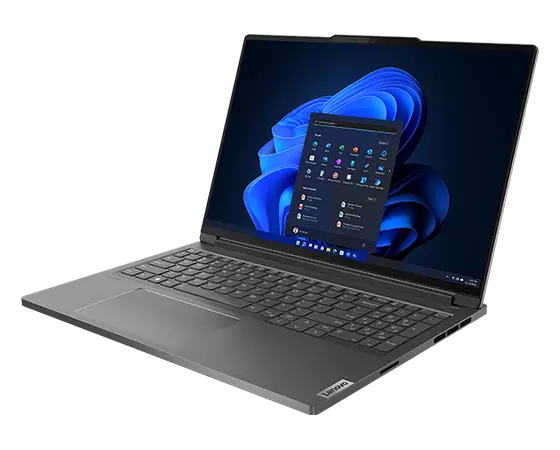 Bovenaanzicht van de Lenovo ThinkBook 16p Gen 4-laptop, gekanteld om de poorten aan de rechterzijde, het toetsenbord en het grote beeldscherm te tonen.