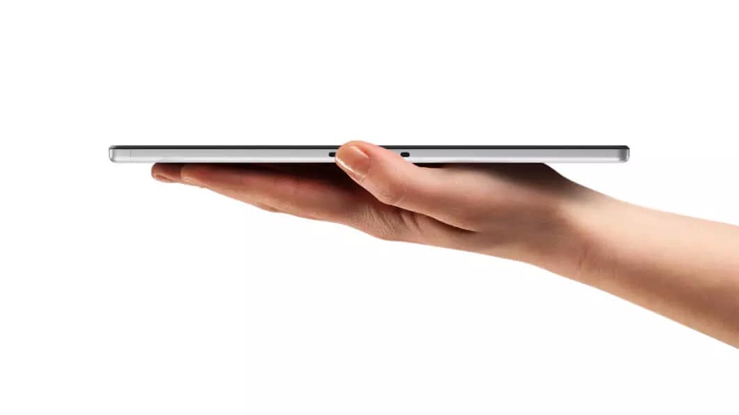 Das 26,2 cm (10,3'') Tablet Smart Tab M10 FHD Plus (2. Generation) auf einer Handfläche