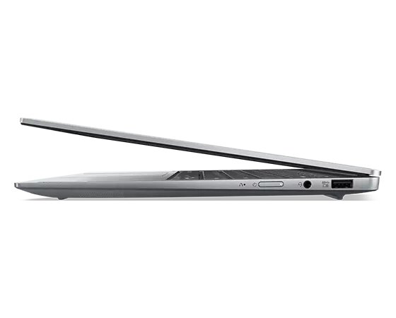 Primer plano del portátil Yoga Slim 6 Gen 8 ligeramente abierto girado hacia la izquierda