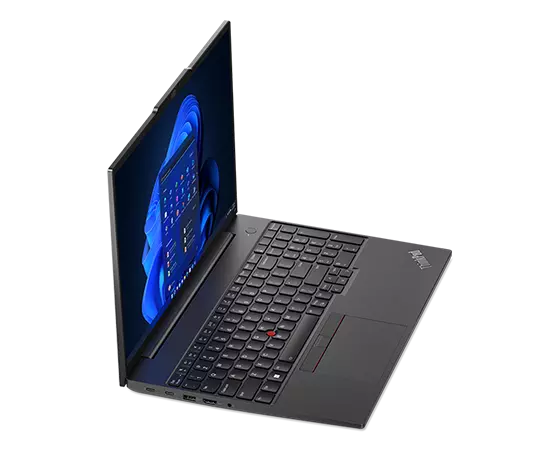 Lenovo ThinkPad E16-laptop (16″ Intel): vooraanzicht vanaf links en enigszins van boven, scherm geopend en het Windows-menu op het scherm
