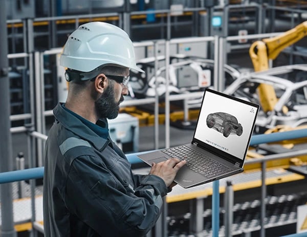 Ein Kraftfahrzeugingenieur betrachtet ein Automobildesign auf dem Display eines geöffneten Lenovo ThinkPad P16 Gen 2 (16
