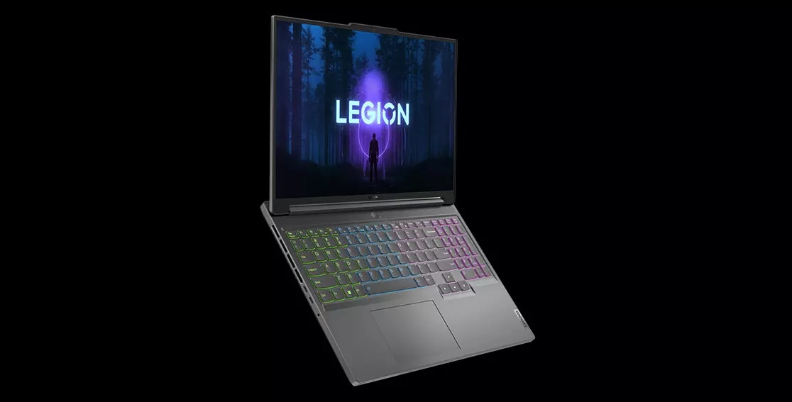 Portable Legion Slim 5i Gen 8, avec l’écran allumé et le clavier RVB