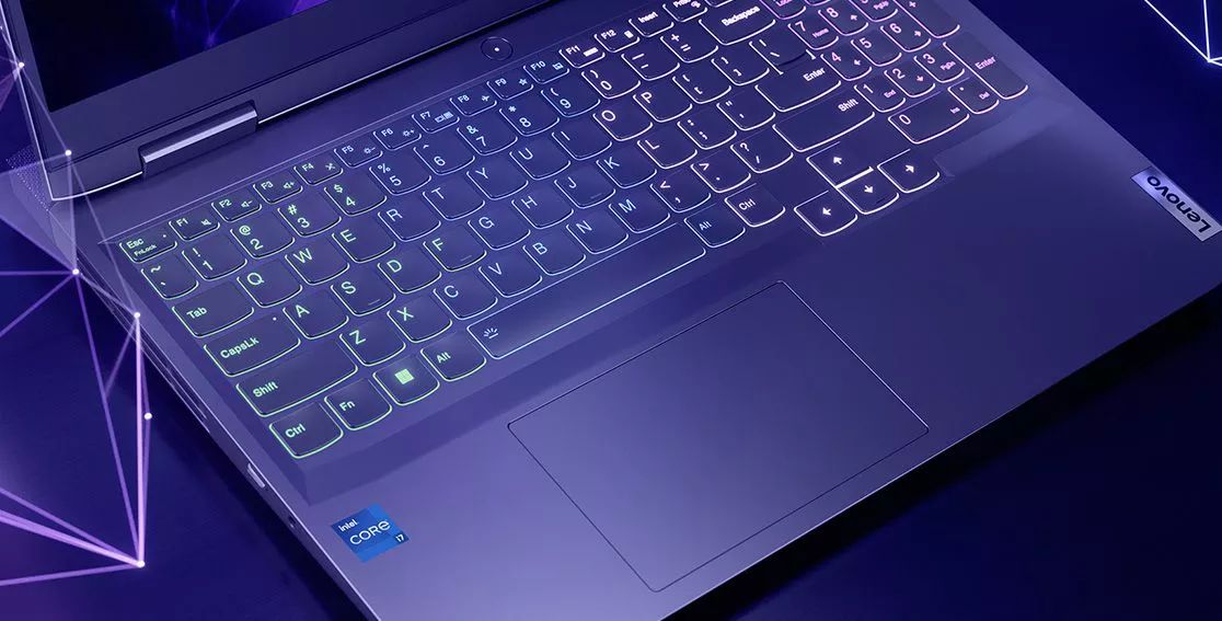 Gros plan du clavier du Lenovo LOQ 15IRH8 avec rétroéclairage RVB allumé