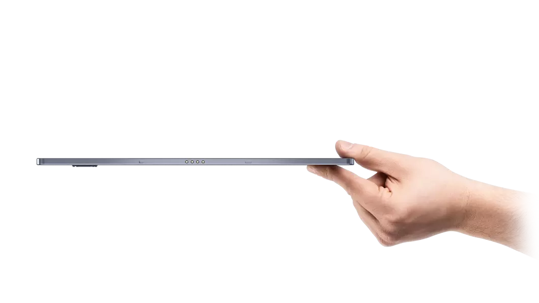Eine Hand hält ein Lenovo Tab P11 Pro Tablet flach liegend, in Seitenansicht