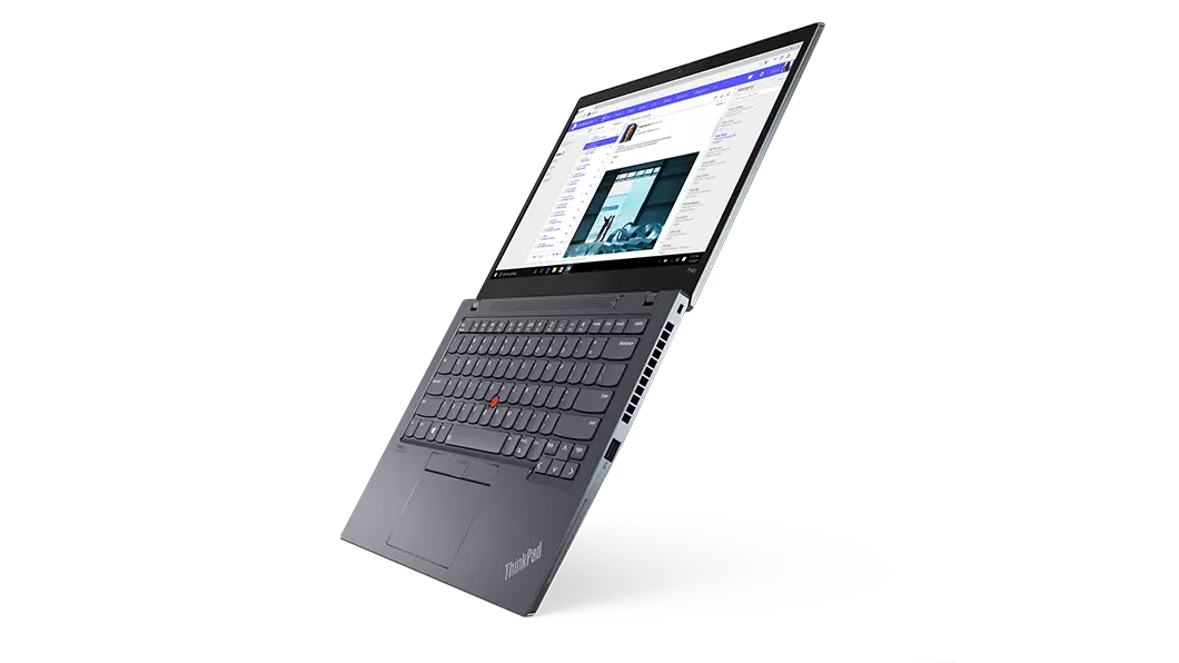 Perfil izquierdo de la notebook Lenovo ThinkPad T14s de 2da Gen (14”, AMD) abierta a poco más de 90°, en color Storm grey (gris tormenta)