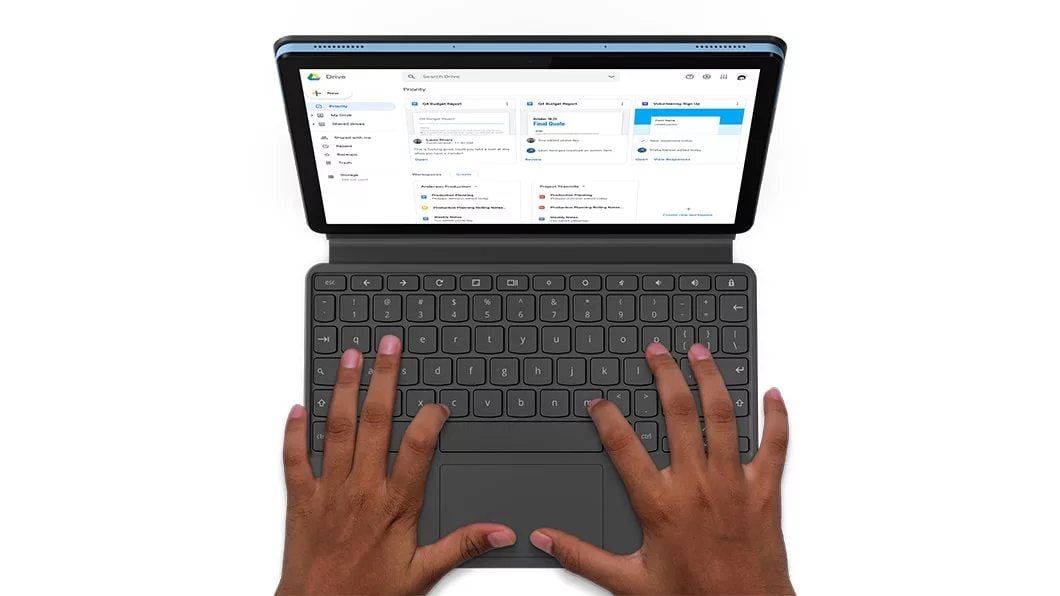 Ansicht des IdeaPad Duet Chromebook als Laptop von oben mit tippenden Händen