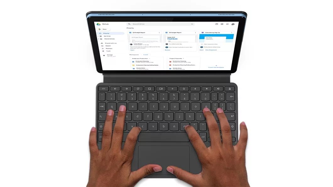 IdeaPad Duet Chromebook -kannettava ylhäältä kuvattuna, näkyvissä kädet näppäimistöllä