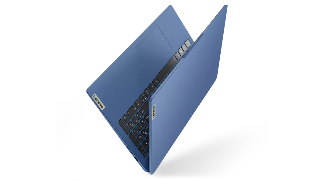Portátil IdeaPad 3 6ta Gen (15.6&#8221;, AMD) en color galaxy blue (azul galaxia), apoyada en uno de sus bordes