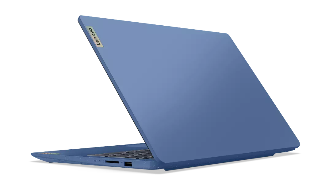 Parte trasera orientada hacia la izquierda de la portátil IdeaPad 3 6ta Gen (15.6&#8221;, AMD) en color galaxy blue (azul galaxia), abierta a poco menos de 90&deg;