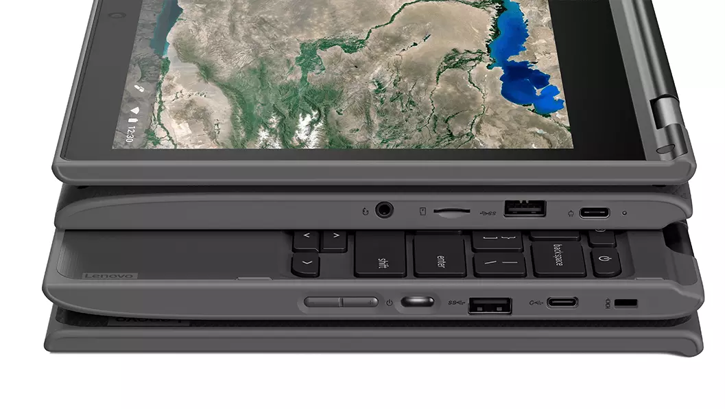 Deux portables Chromebook Lenovo 300e 2e gén. AST repliés avec vue sur les ports et emplacements latéraux