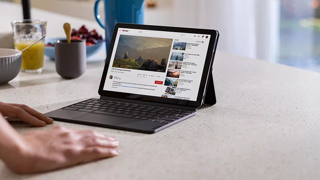 Das IdeaPad Duet Chromebook als Laptop zeigt YouTube auf einer Küchentheke