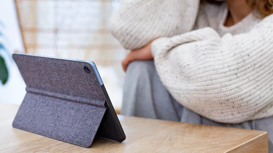 El IdeaPad Duet Chromebook sobre una mesa de café en la sala de estar