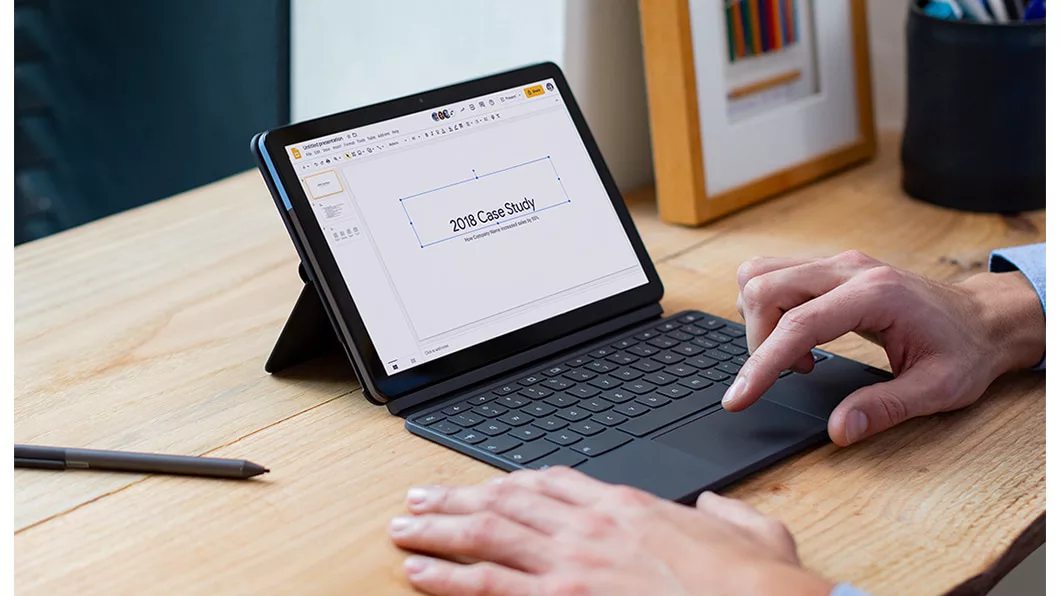 Le Chromebook IdeaPad Duet affichant une présentation en cours de création dans Google Slides