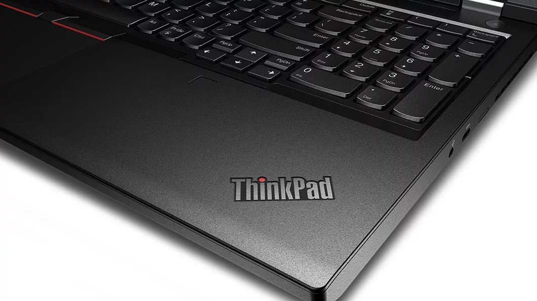 Lähikuva ThinkPad P53 -kannettavan ThinkPad-logosta ja näppäimistöstä