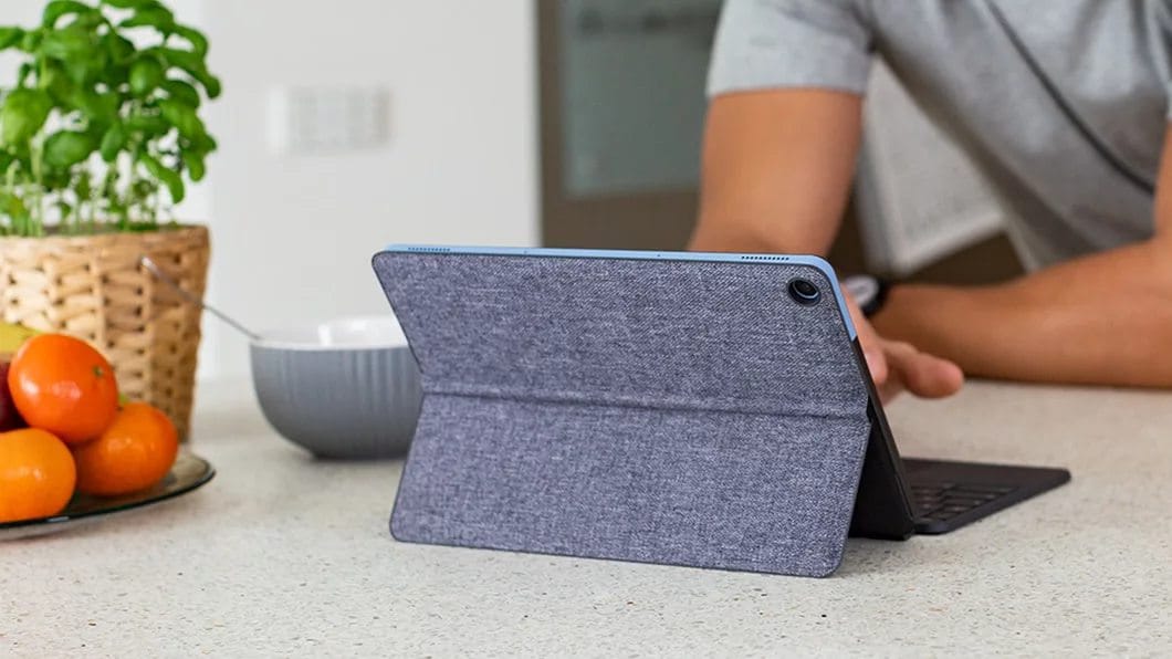 Achteraanzicht van de IdeaPad Duet Chromebook op een keukenaanrecht