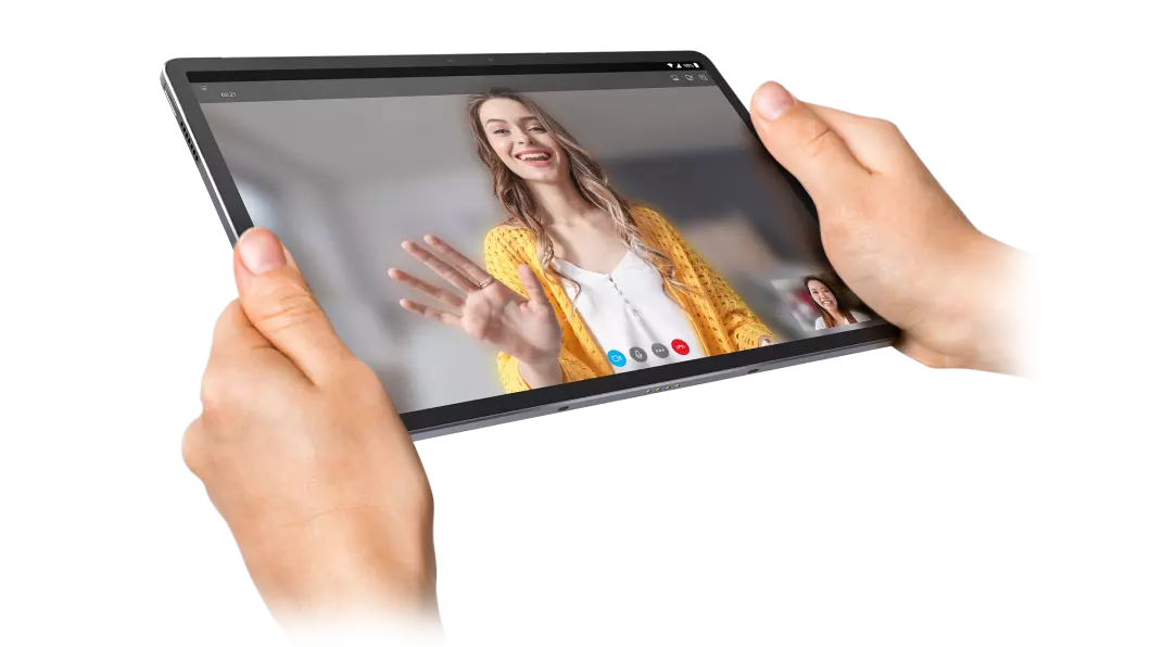 Två händer som håller Lenovo Tab P11 Pro surfplatta i vinklad vy från vänster