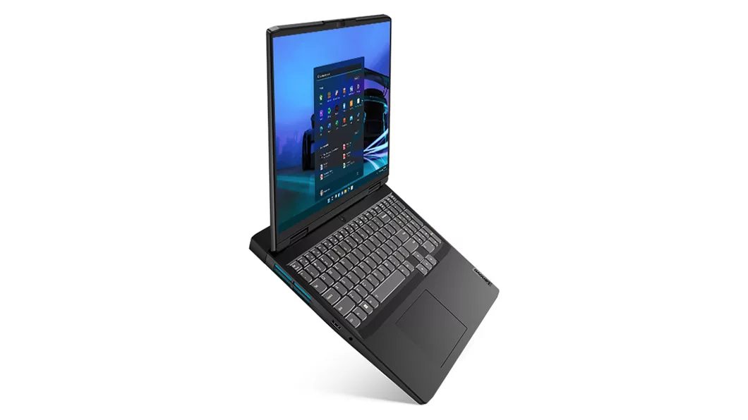 Notebook IdeaPad Gaming 3 7ma Gen (16&quot;, AMD), vista a 45°, con pantalla prendida, se ve el teclado. 