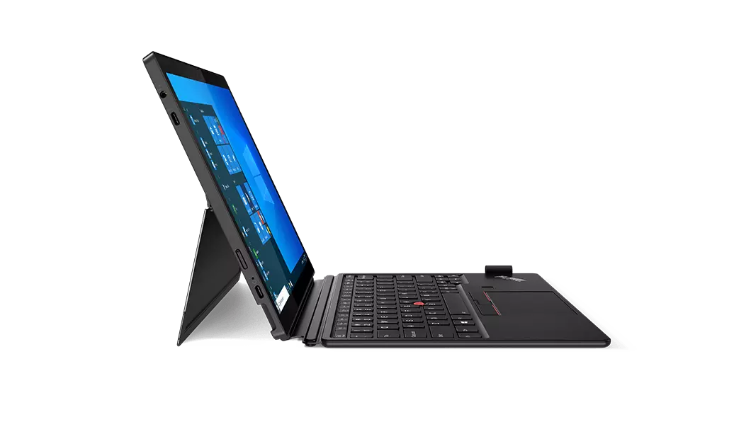 Vista del lado izquierdo de la tablet Lenovo ThinkPad X12 Detachable conectada al teclado opcional.
