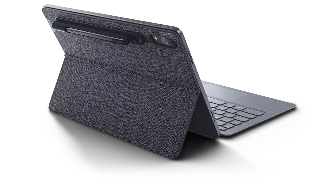 : Vue arrière de trois quarts droite de la Lenovo Tab P11 Pro en mode chevalet avec clavier connecté