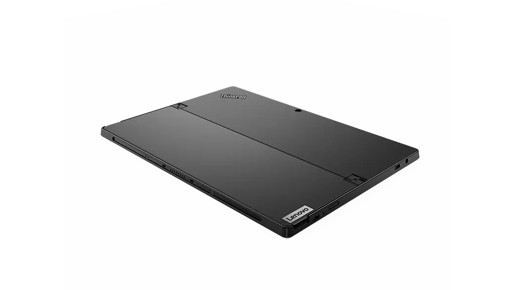 Lenovo ThinkPad X12 Detachable boca abajo, en ángulo para mostrar los puertos inferiores.