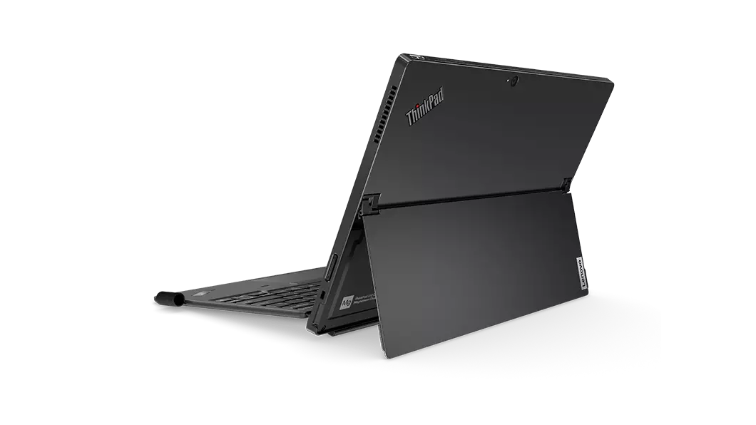 Vista posterior de la Lenovo ThinkPad X12 Detachable conectada al teclado opcional y en ángulo para mostrar los puertos del lado derecho y el soporte.