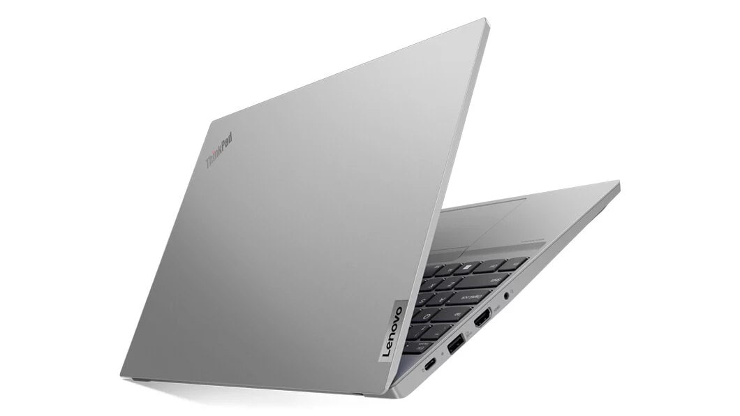Imagen de la laptop ThinkPad E15 4ta Gen (15&quot;, AMD) Semi cerrada